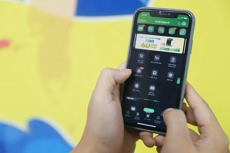 Can bo Cong an Thanh Hoa tra lai 100 trieu nguoi dan chuyen nham hinh anh