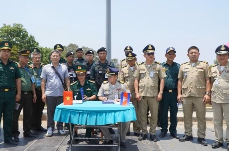 Tiep nhan 226 cong dan Viet Nam do Campuchia trao tra hinh anh