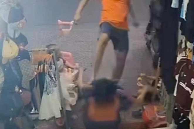 Nguoi phu nu bi ga dan ong da vao mat khi dang trong con hinh anh