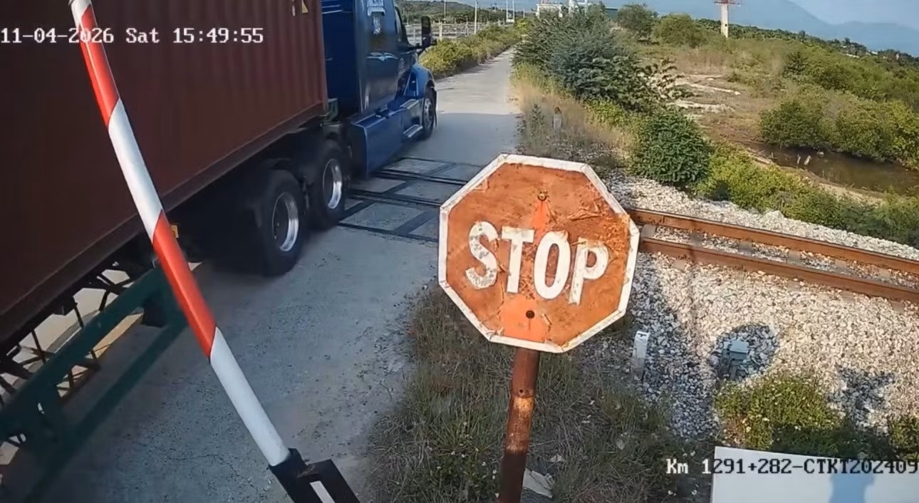 Thot tim xe container, xe tai vuot rao chan duong sat hinh anh