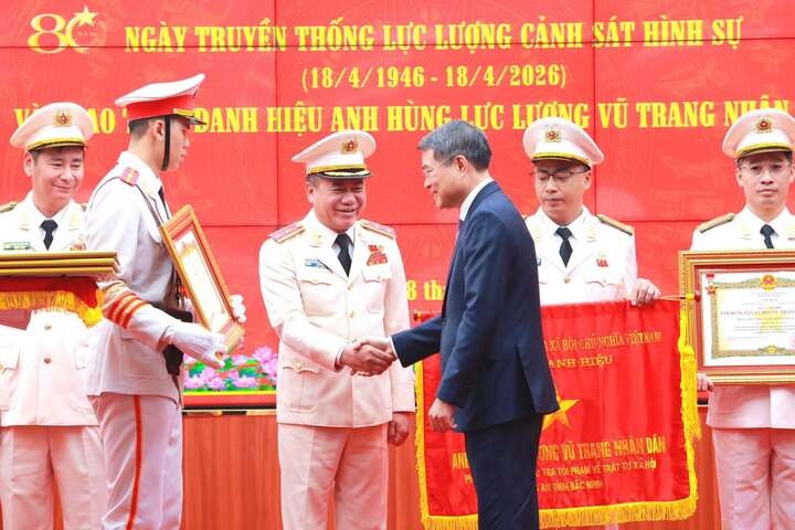 Giam doc Cong an Ha Noi nhan danh hieu Anh hung LLVT Nhan dan hinh anh