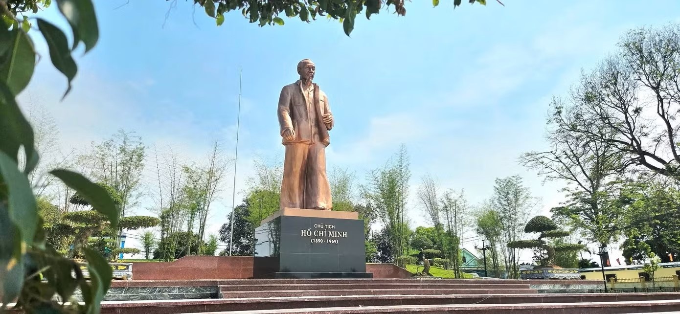Tuong dai Ho Chi Minh anh 1