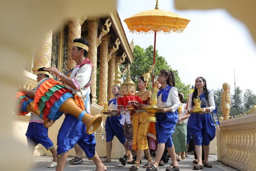 Tet Chol Chnam Thmay: Bieu tuong van hoa va tinh than gan ket hinh anh