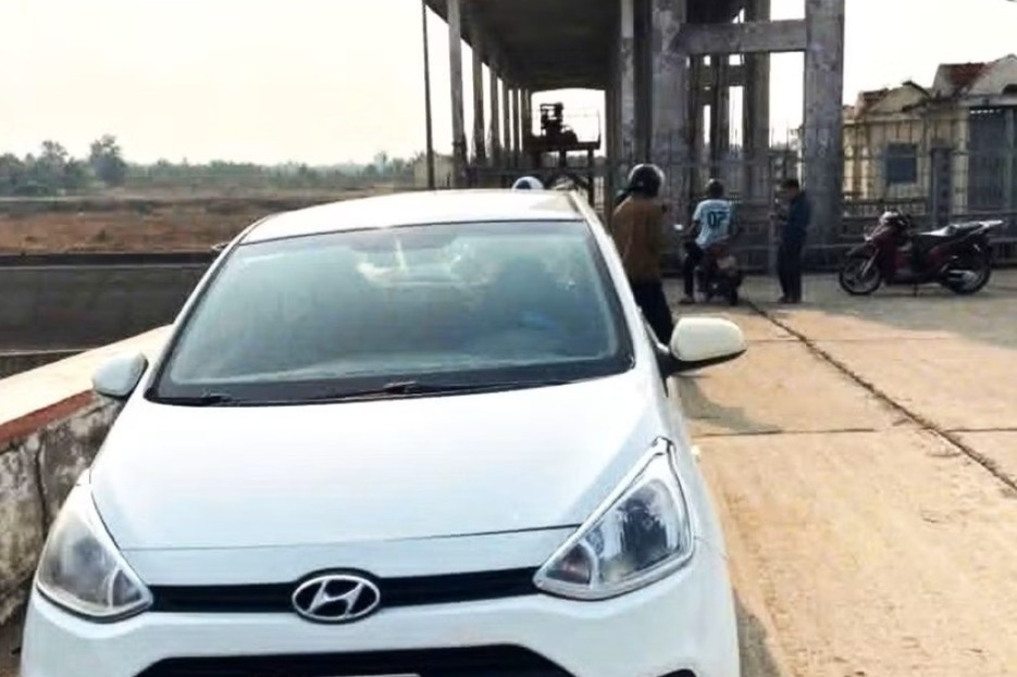 Bo oto tren bo, nguoi dan ong nhay xuong dap o Dak Lak hinh anh