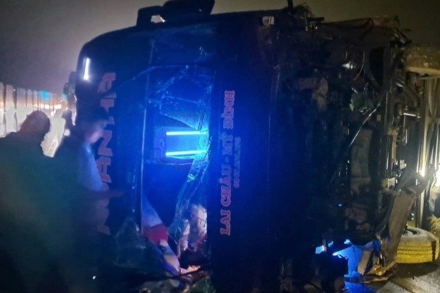 Lat xe khach tren cao toc Noi Bai - Lao Cai hinh anh