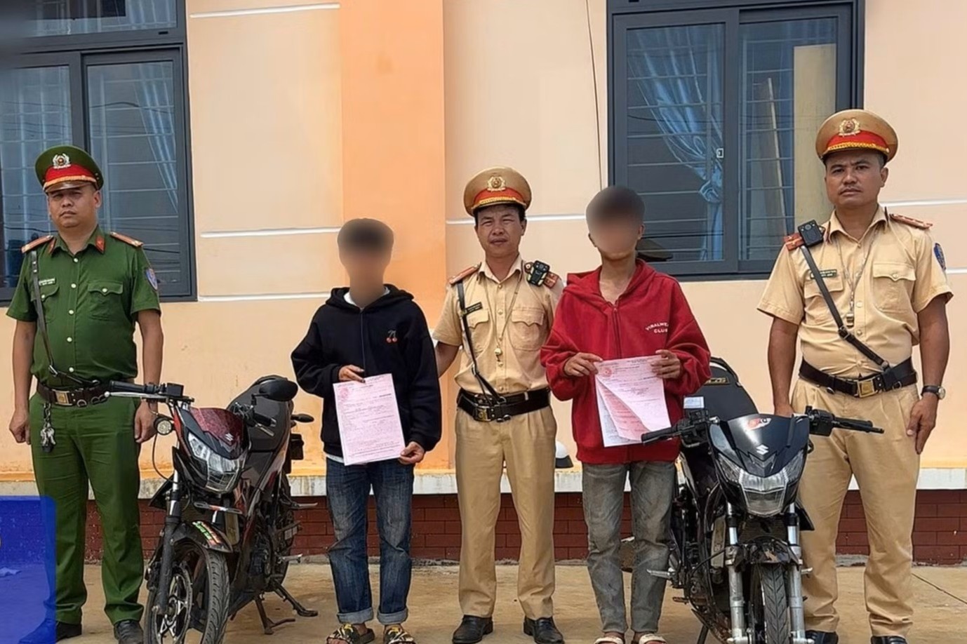 Hai 'quai xe' dua xe dang clip len TikTok de khoe hinh anh