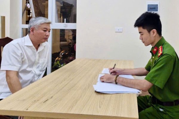 Tam giu doi tuong hanh hung tai xe sau va cham tren cau vuot o Ha Noi hinh anh