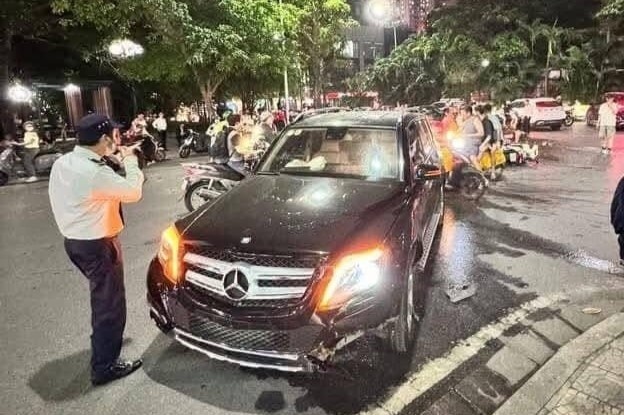 Xac minh vu nu tai xe xe Mercedes “co thu” sau tai nan o Ha Noi hinh anh