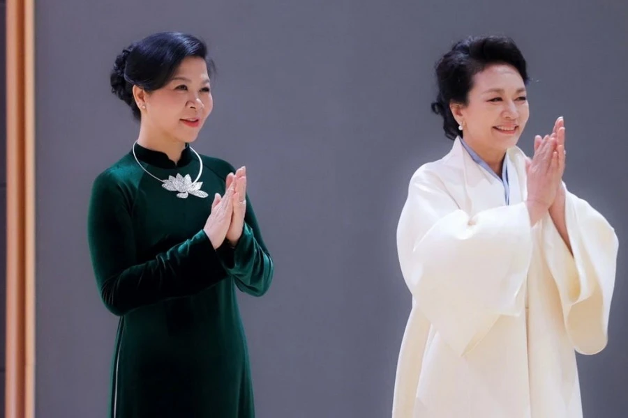 Phu nhan Ngo Phuong Ly gap go, trao doi voi Phu nhan Banh Le Vien hinh anh