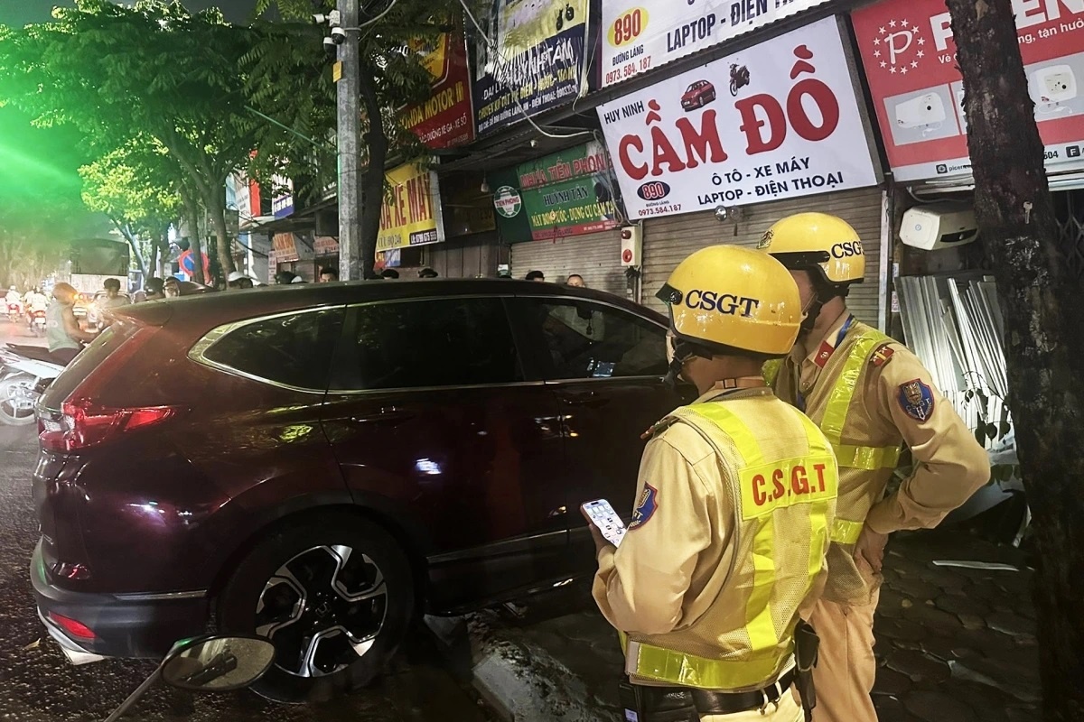 Oto lao thang vao hang cam do o Ha Noi hinh anh