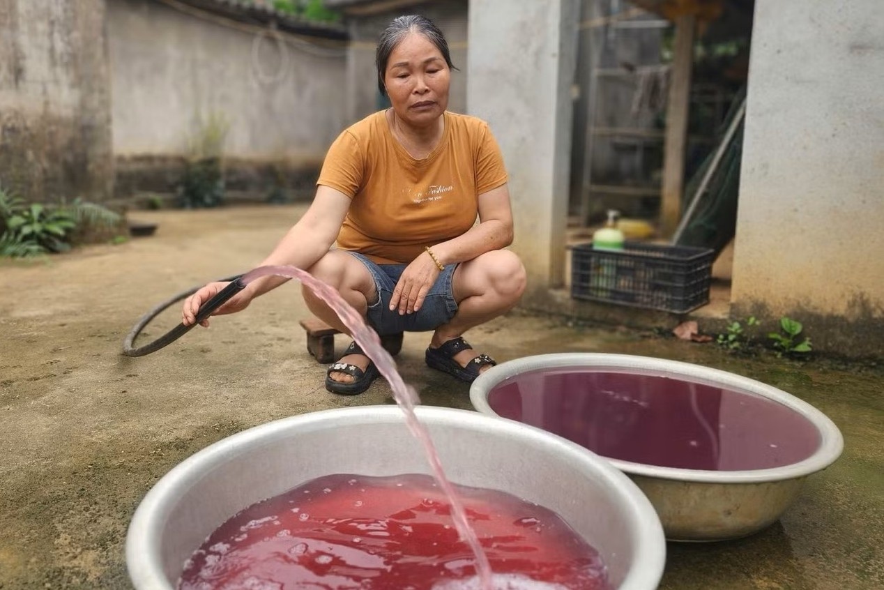 Nhan vien nha may giat ngu quen, khien nuoc gieng khoan doi mau tim hinh anh