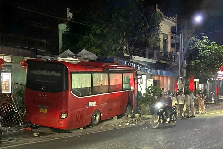 Xe khach tong vao nha dan hinh anh