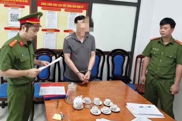 Cuu can bo Uy ban Kiem tra Tinh uy bi bat vi lua 'chay viec' hinh anh