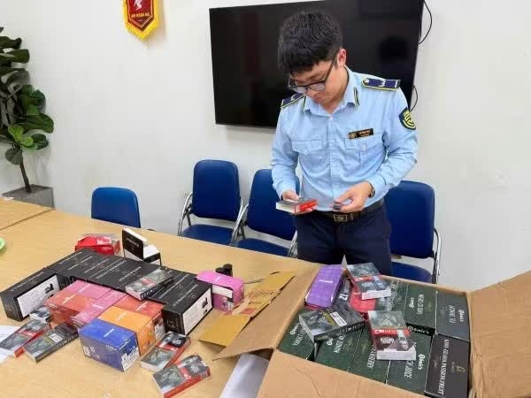 thuoc la dien tu,  bi cam luu thong anh 1