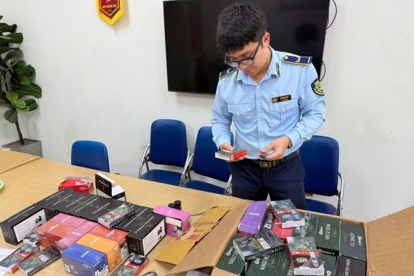 Phat hien hang tram san pham thuoc la dien tu bi cam luu thong hinh anh