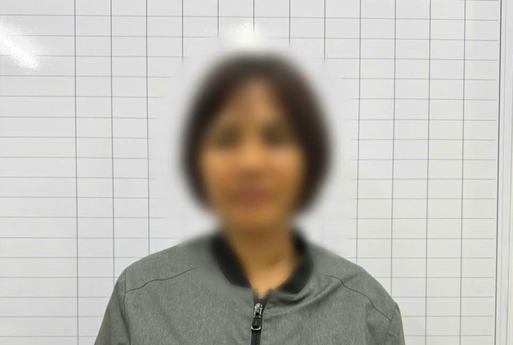 Khoi to nguoi phu nu co tinh ban hang rong trong san bay Noi Bai hinh anh