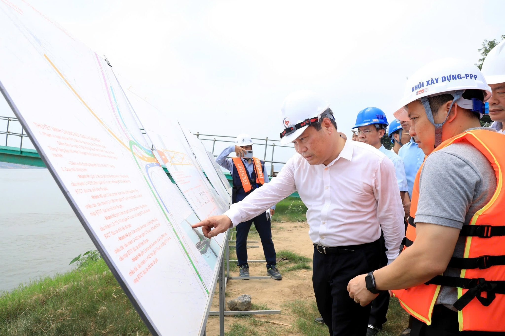 Yeu cau dua cau Tu Lien, Tran Hung Dao vao khai thac quy II/2027 hinh anh