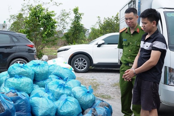 Triet xoa loat co so dung chat cam, san xuat hon 12 tan gia do hinh anh