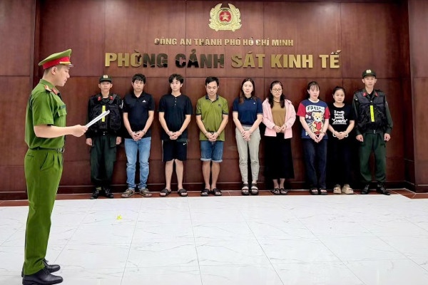 Dung vo boc doanh nghiep moi truong do trom hon 20.000 tan chat thai hinh anh