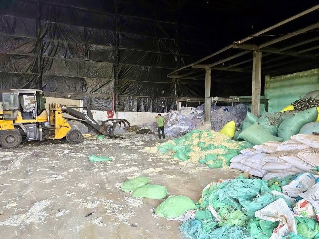 đổ trộm, 20.000 tấn chất thải, Thương Mại Thịnh Phát, Công ty Thịnh Phát, Công ty An Bình, Đất Xanh Miền Nam ảnh 5 do trom, 20.000 tan chat thai, Thuong Mai Thinh Phat, Cong ty Thinh Phat, Cong ty An Binh, Dat Xanh Mien Nam anh 5