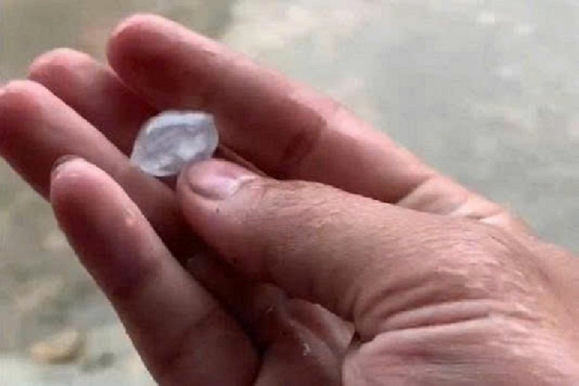 Xa mien nui o Da Nang xuat hien mua da keo dai hon 10 phut hinh anh