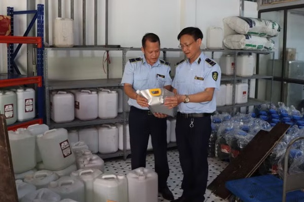 Phat hien co so chua gan 9.000 lit ruou co dau hieu vi pham o Ha Noi hinh anh