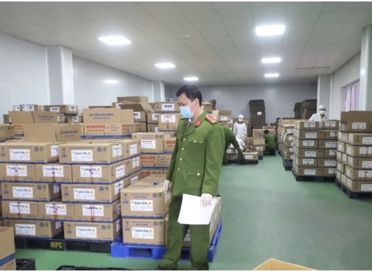 Vu sua gia: Lanh dao Chi cuc An toan ve sinh thuc pham nhan tien ty hinh anh