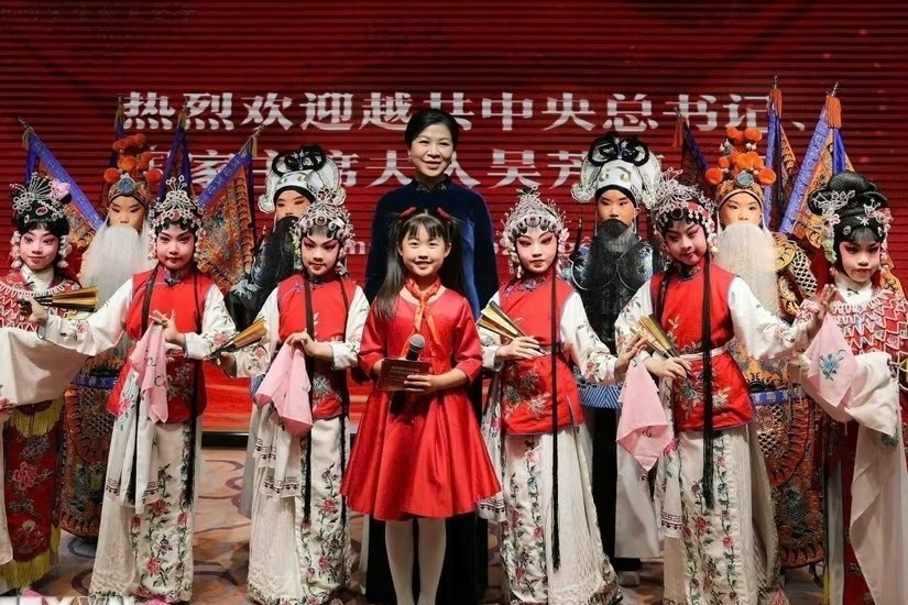 Phu nhan Ngo Phuong Ly tham Trung tam Tong Khanh Linh hinh anh