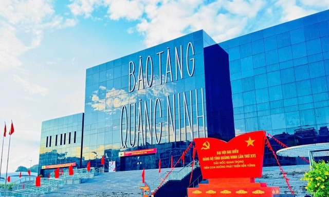 Bo Chinh tri dong y chu truong lap thanh pho Quang Ninh truc thuoc TU hinh anh