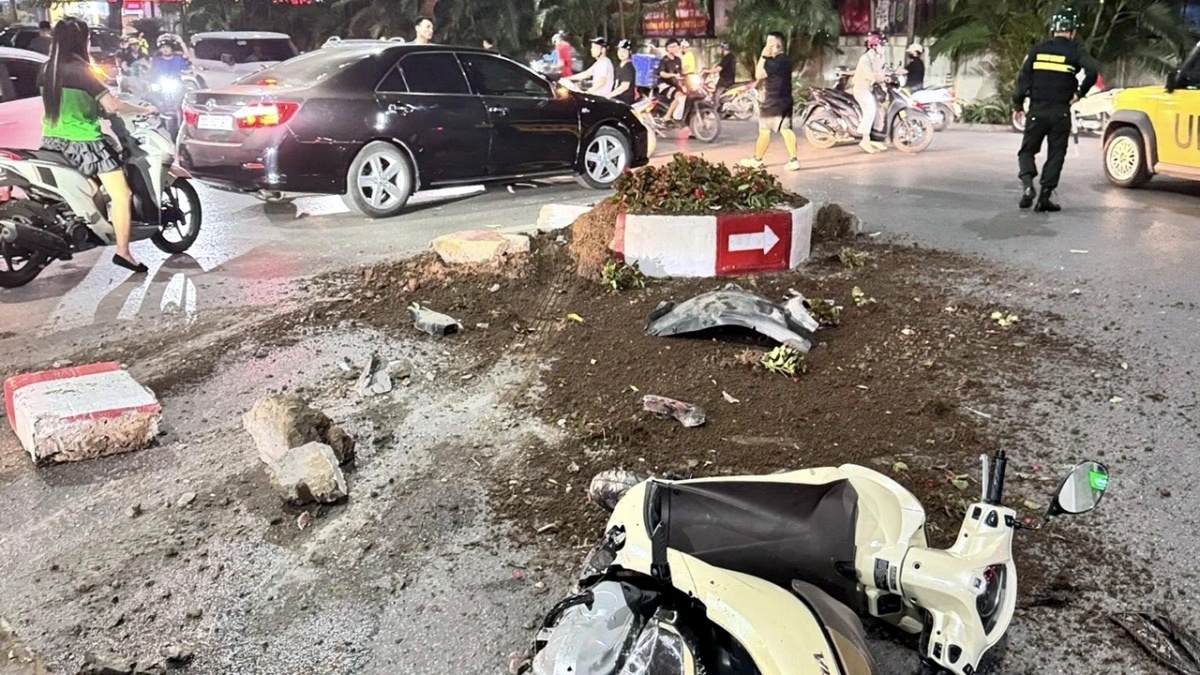 Oto Mercedes dam lien hoan 2 xe khac trong khu do thi hinh anh