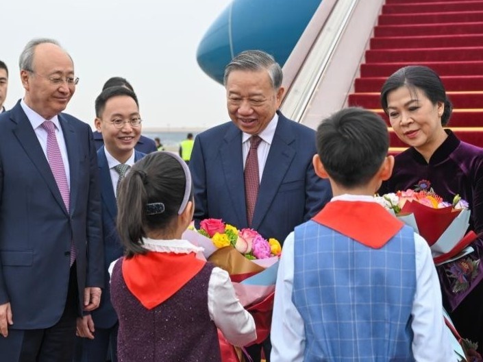 Tong Bi thu, Chu tich nuoc va Phu nhan bat dau tham Trung Quoc hinh anh