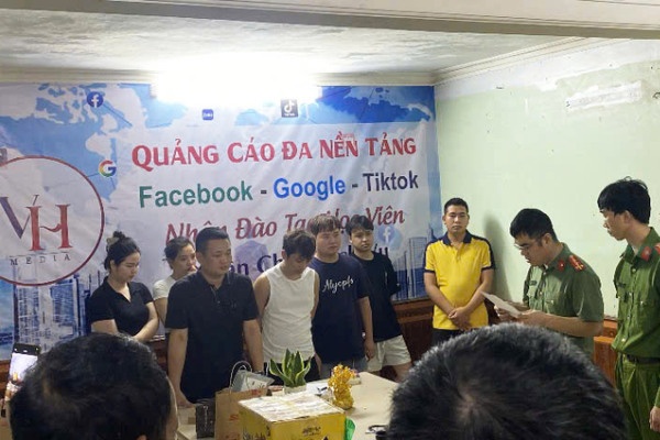 Triet xoa duong day 'Dong y gia truyen 4 doi' tren Facebook hinh anh