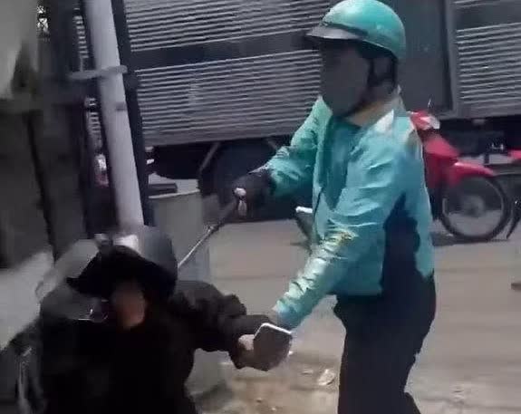 xe om cong nghe,  lay hung khi,  danh nguoi anh 1