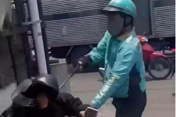 Dieu tra nguoi mac ao xe om cong nghe lay hung khi danh nguoi o TP.HCM hinh anh