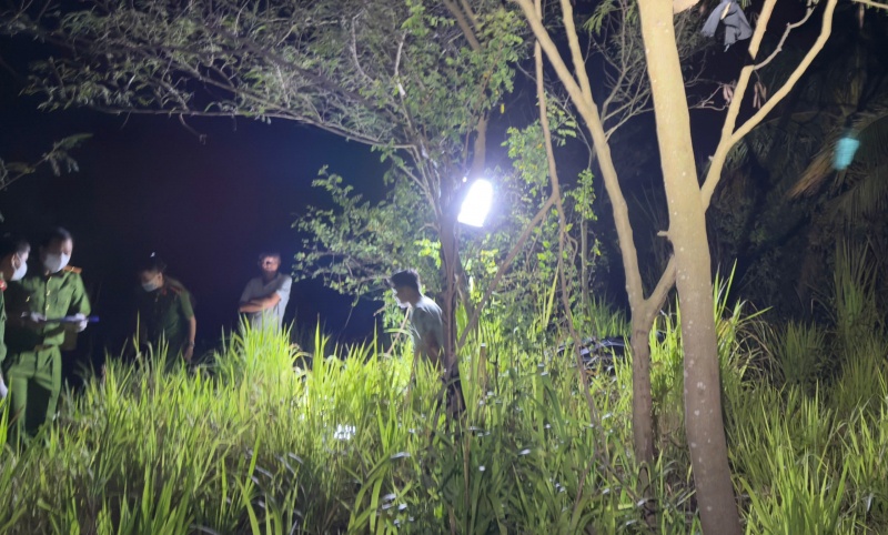 Xuyen dem dieu tra vu nguoi dan ong tu vong trong khu dat vang hinh anh