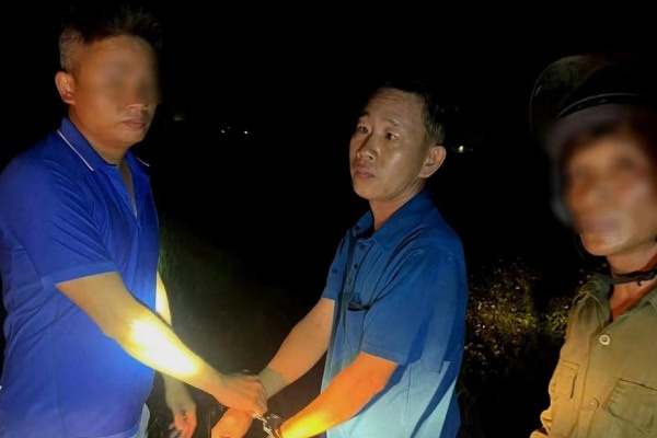 Vay bat nguoi dan ong cam dao dam tu vong vo cu trong dem hinh anh