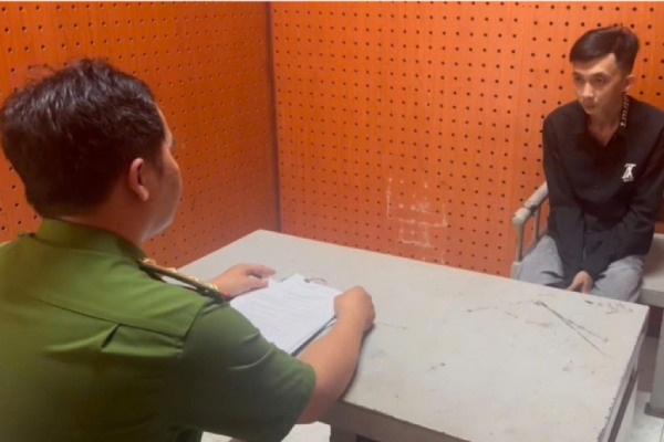 Tam giu 4 doi tuong cam ma tau hon chien sau mau thuan tai cong ty hinh anh