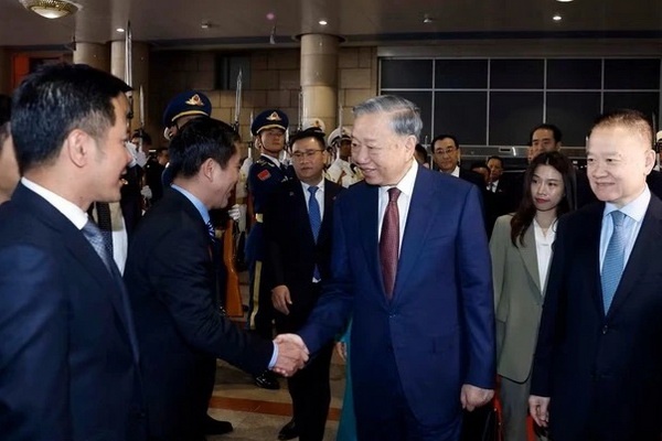 Tong Bi thu, Chu tich nuoc va Phu nhan tham thanh pho Nam Ninh hinh anh