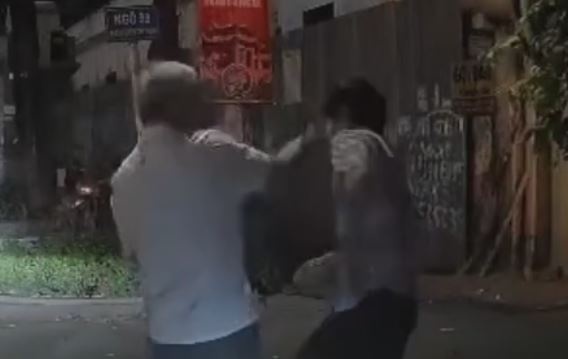 Nguoi lai Mercedes gay tai nan, danh tai xe taxi hinh anh