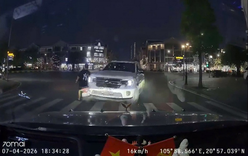 nguoi nuoc ngoai,  no sung,  va cham giao thon anh 2