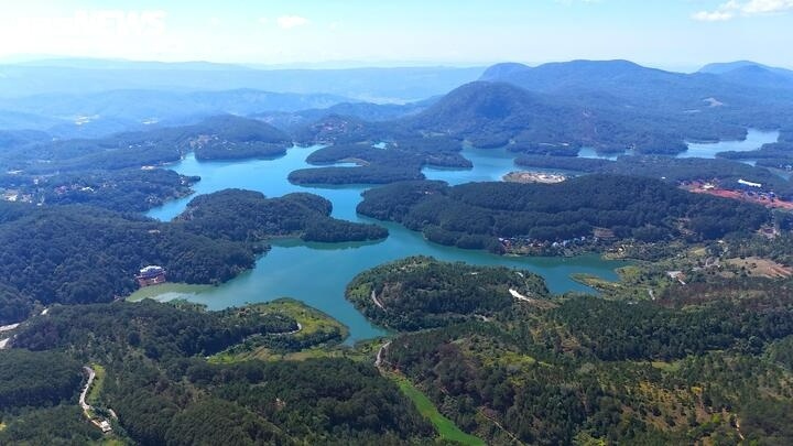 Cong an Lam Dong tim tung tich nguoi tu vong trong ho Tuyen Lam hinh anh
