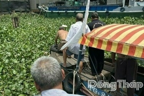 Tim thay thi the 2 nan nhan roi xuong song sau tiec sinh nhat hinh anh