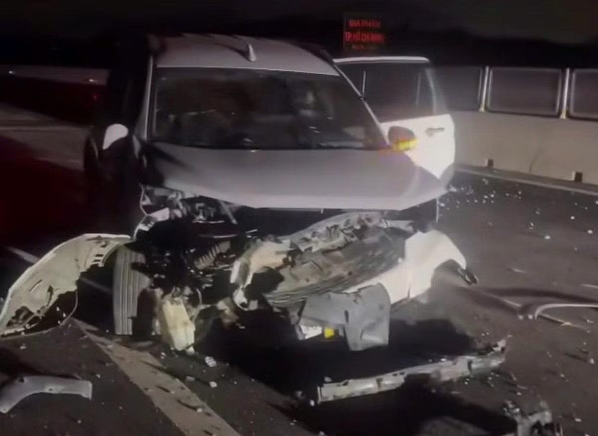 Xe 7 cho gap nan tren cao toc chua mo hinh anh