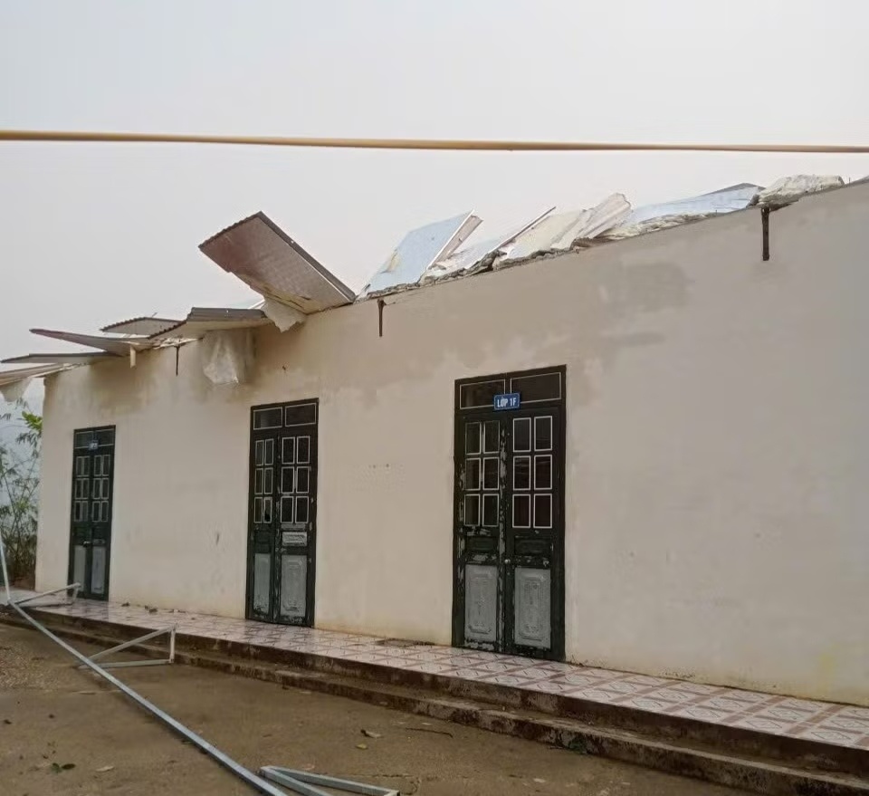 Loc xoay o Dien Bien lam toc mai truong hoc, 9 nha dan bi anh huong hinh anh