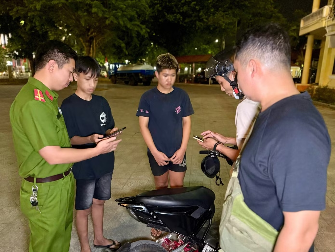 Nhom livestream co vu dua xe trai phep hinh anh