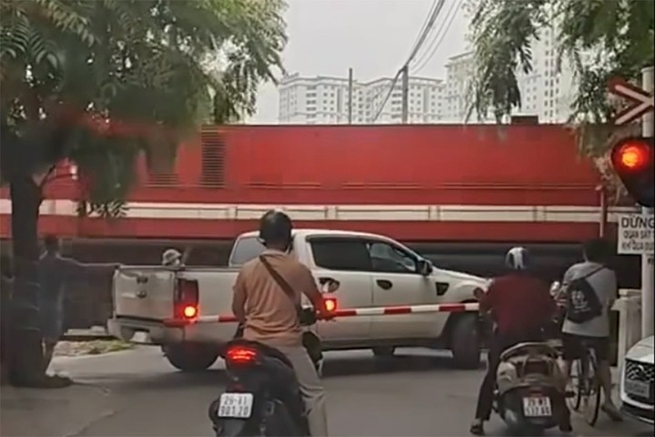 Tai xe mac ket khi co tinh vuot rao chan duong sat bi phat 5 trieu hinh anh