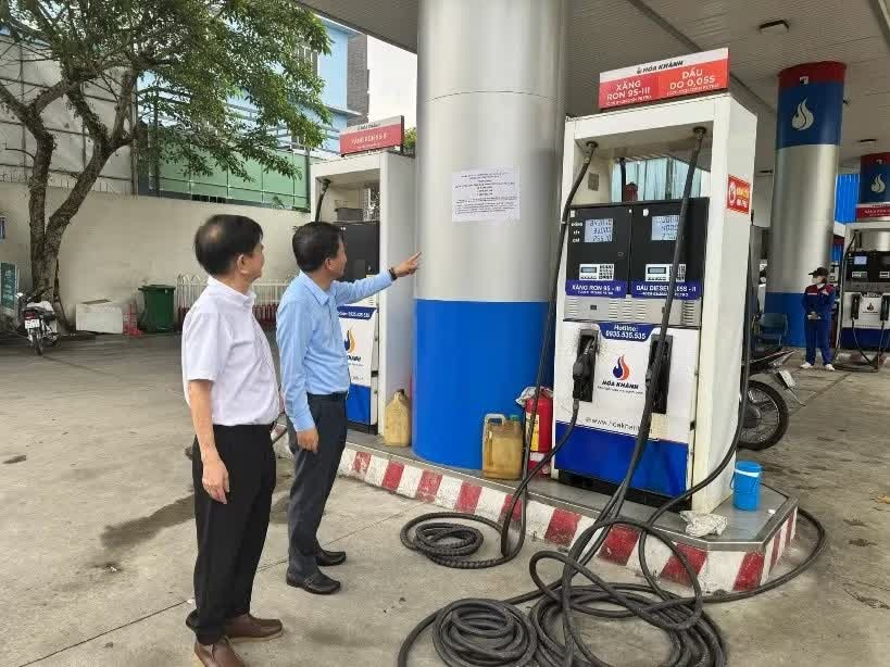 Xu phat 3 thuong nhan dau moi vi pham quy dinh du tru xang dau hinh anh