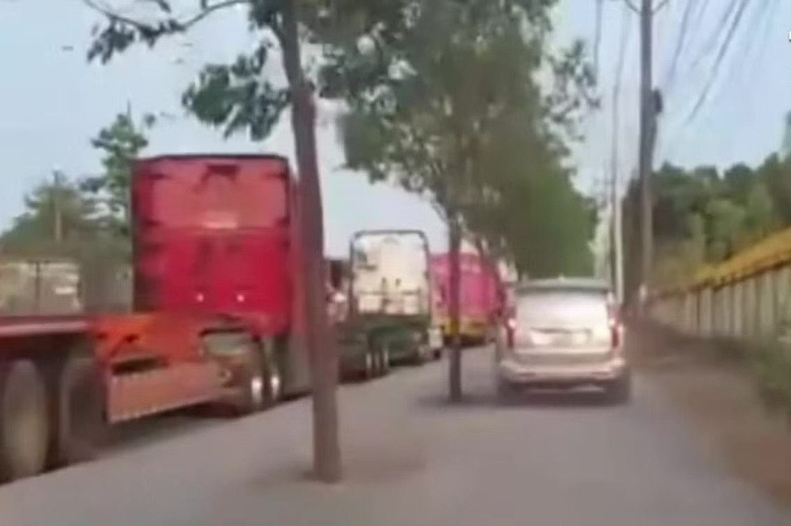 Oto leo via he ne ket xe, tai xe bi phat nang hinh anh