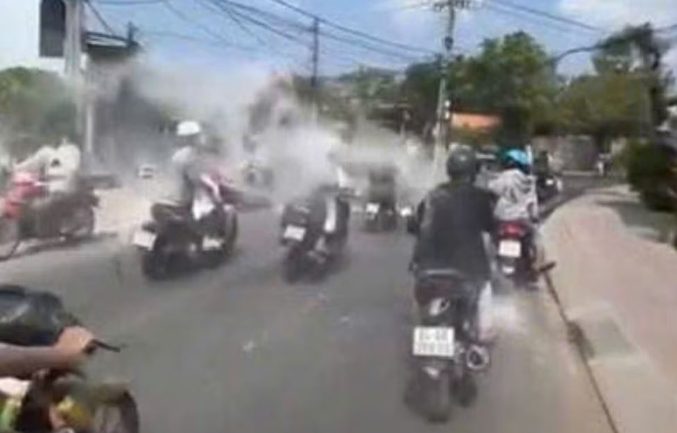 Nhom thanh nien nem bot mu mit tren duong o Vinh Long hinh anh