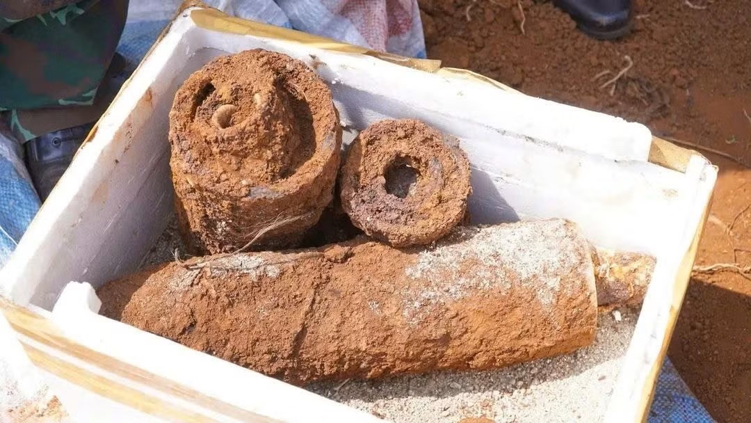 Phat hien phu tung xe tang khi dao mong xay nha hinh anh